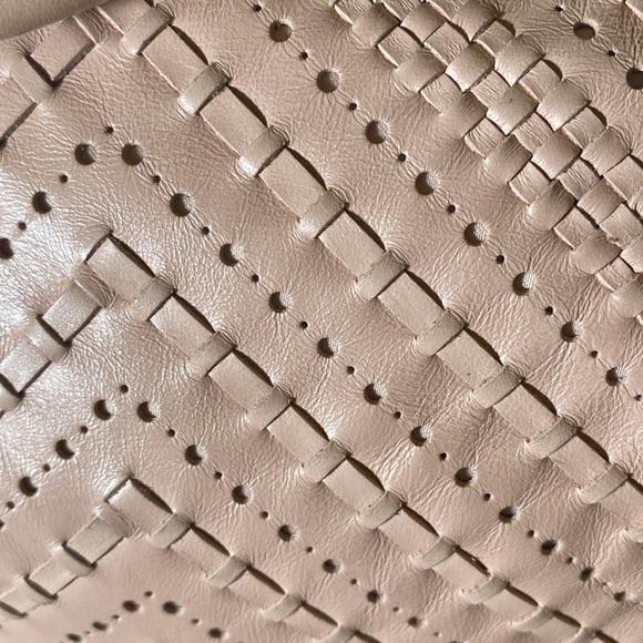 Coach blush pink shoulder bag. This bag is fire!! Pink and brass ❤️🔥 - Picture 5 of 16